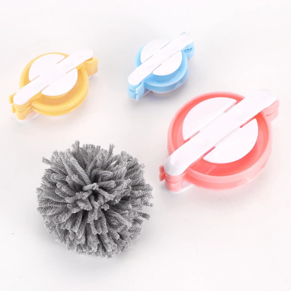 4Pcs Woolen Ball Maker Hat Scarf Fluff Ball Handmade Knitting Tool DIY Yarn Weaving Round Ball Maker Sewing Crafts Set