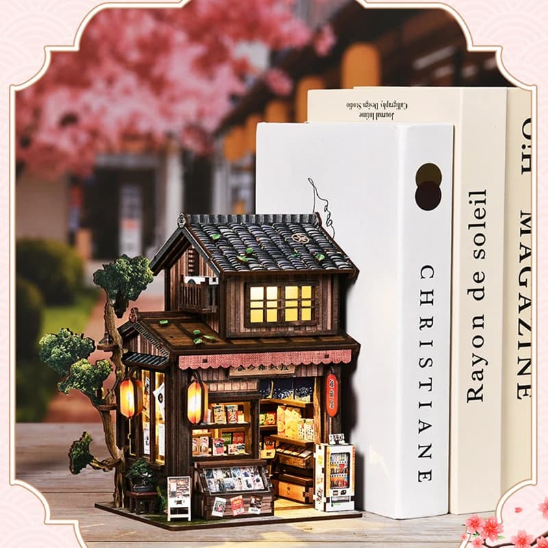 Book Nook 3D Modello in Legno Assemblabile Negozio di Alimentari Kasuga con Luce LED Touch, Scaffale per Libri, Casa delle Bambole Giapponese, Luce Notturna, Regali