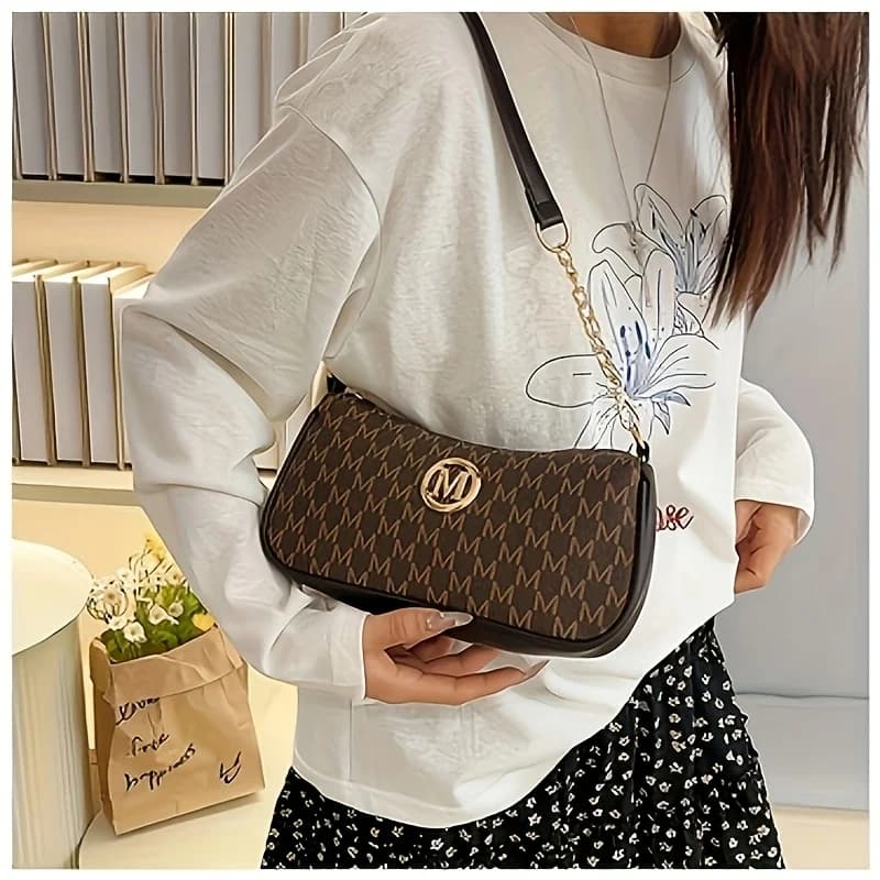 French-Style Retro Underarm Bag for Women, New Model with Letter Print, Small Square Crossbody Bag with Chain, Single Shoulder Handbag, Perfect for Women, Adjustable Crossbody Strap with m Logo - Zippered Shoulder Bag, Suitable for Daily Commuting and Leisure Outings, Light Brown/White/Black, Multifunctional Handbag, Fashionable Accessory, Stylish Handbag, Elegant Women's Shopping Gift, Suitable for Shopping and Gift-Giving
