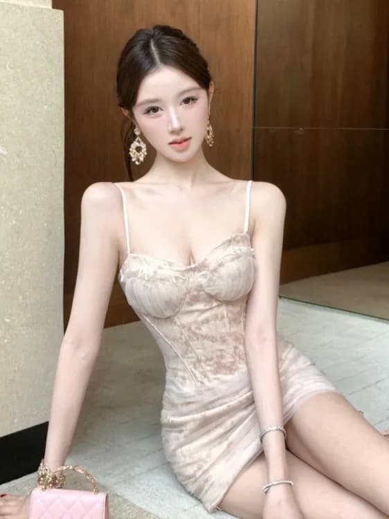 Abito Estivo Sexy e Piccante in Pizzo con Halter, Gonna Corta Modellante con Cintura a Lisca di Pesce e Copricoscia, con Imbottitura sul Seno