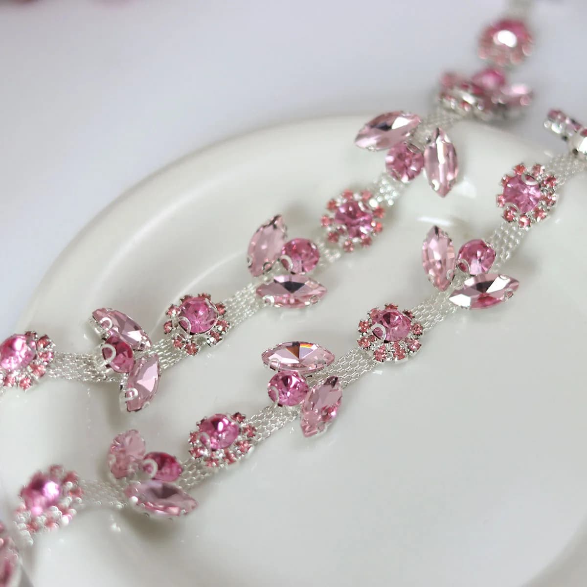 Catena di strass a forma di rosa rosa con base argentata, fai da te, per decorare scollature di abiti, abiti da ballo, cappelli.