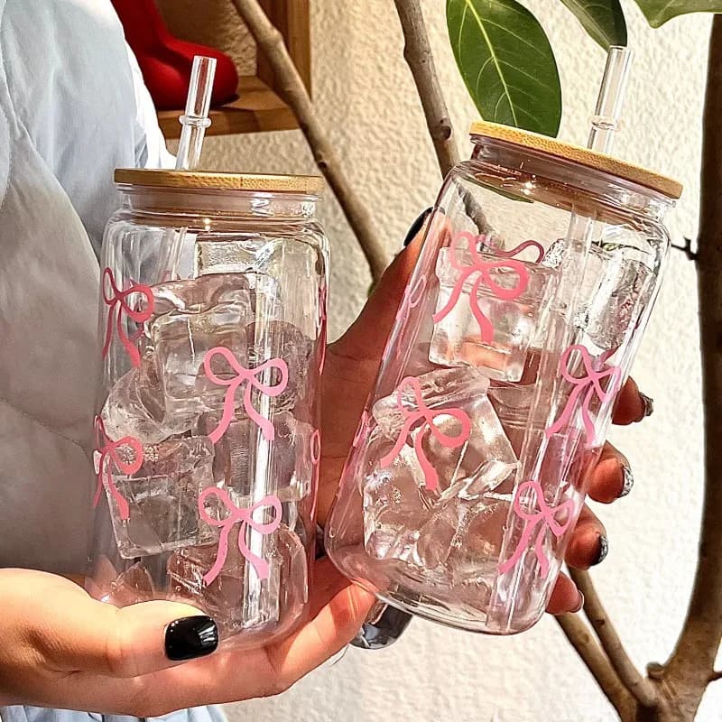 Bicchieri in Vetro Rosa con Fiocco da 500ml, con Coperchi e Cannucce, per Caffè Freddo, Frullati, Cocktail, Matcha e Succhi