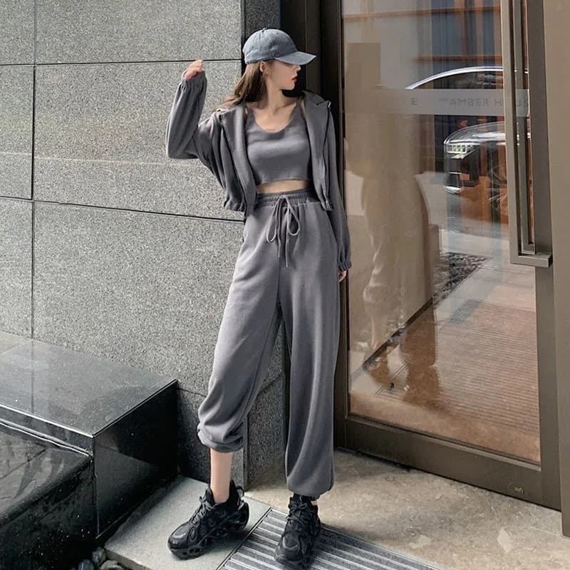 Set Tre Pezzi Sportivo da Donna: Felpa con Cappuccio, Pantaloncini Larghi e Top a Vita Alta, Trendy e Comodo in Misto Cotone