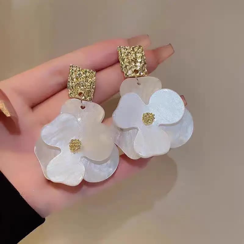 French retro acrylic flower earrings, sweet temperament, high-end earrings, personalized Hong Kong style, versatile, trendy and cool earrings.