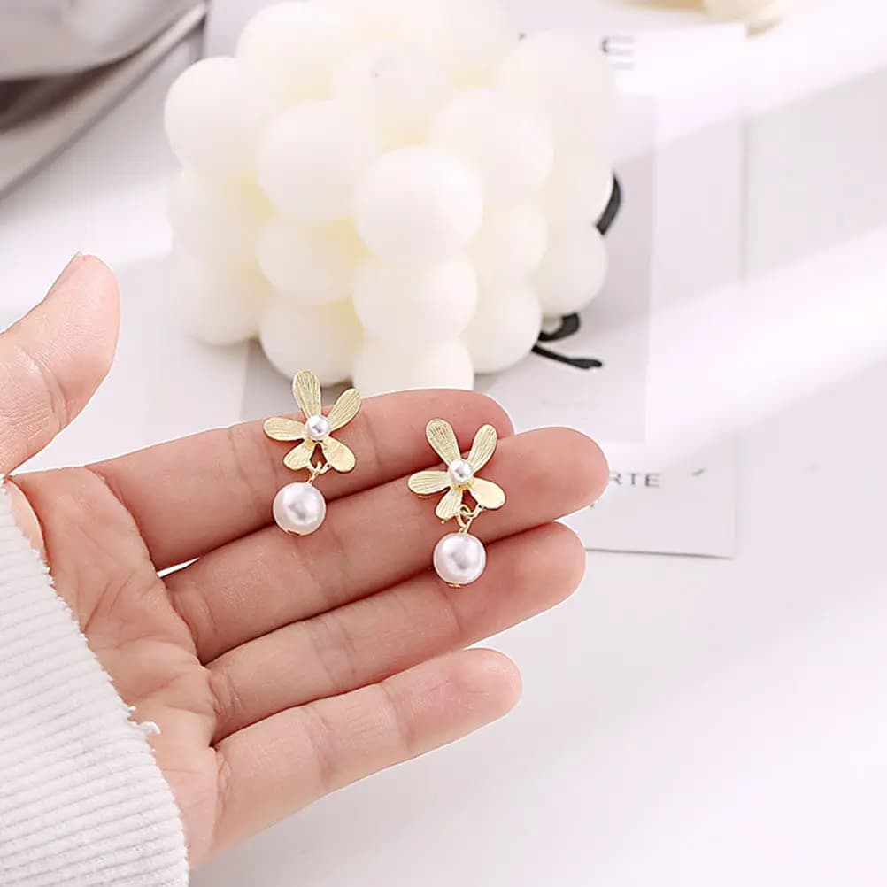 1 Paio di Orecchini 3D a Forma di Piccola Margherita con Perle, Eleganti e Leggeri, per Uso Quotidiano, Feste, Viaggi, Regalo per Donne