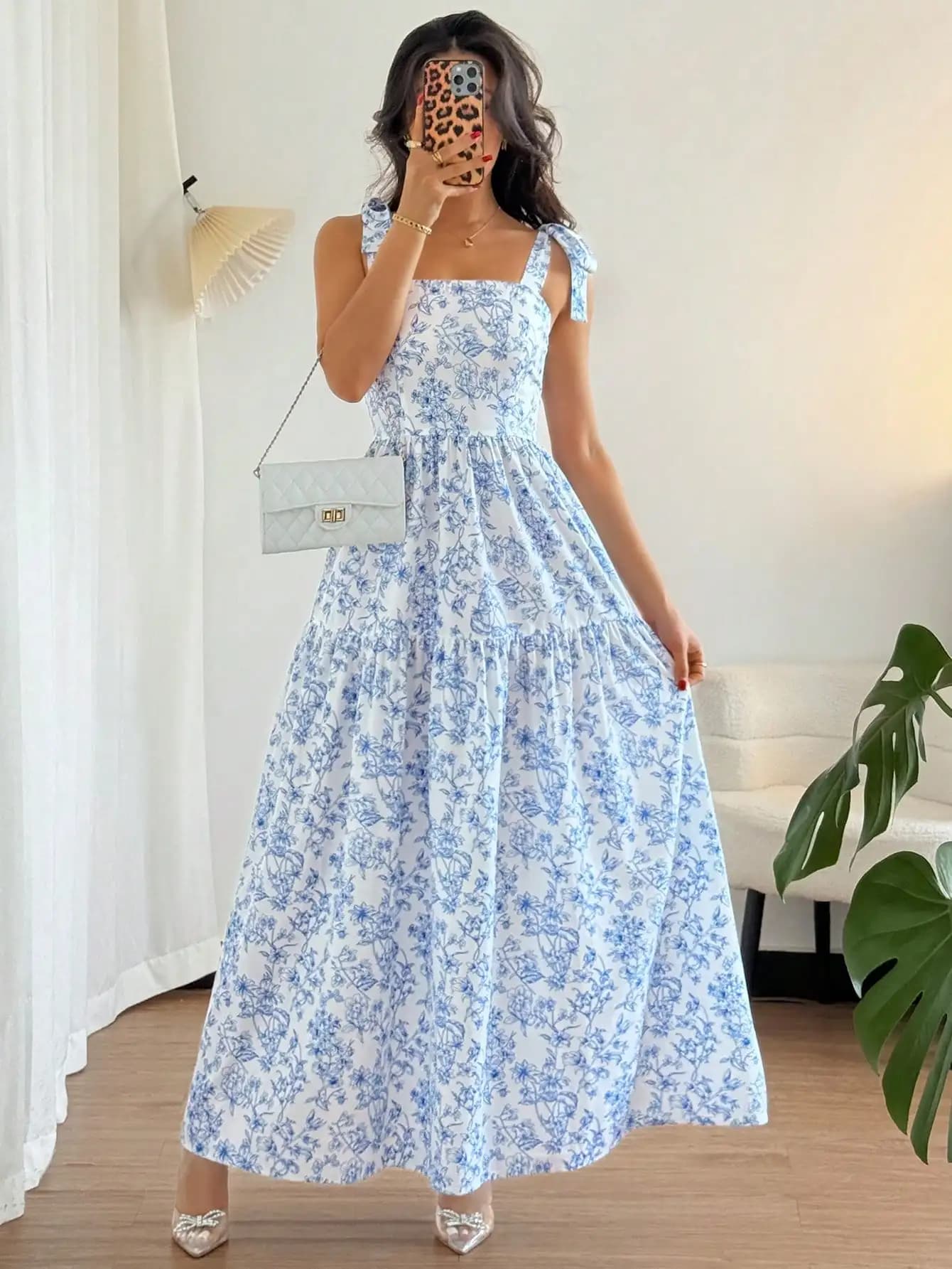 Abito lungo a balze con stampa floreale blu e bianca, scollo quadrato e spalline da annodare