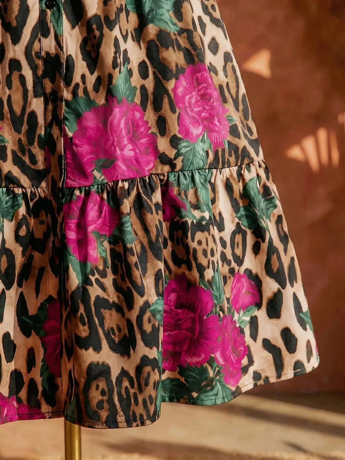 Abito chemisier con maniche a sbuffo con stampa leopardata e floreale da donna