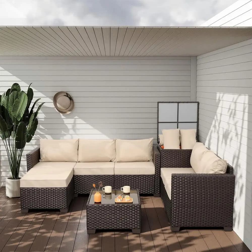 Set divano componibile da esterno in vimini beige da 5 pezzi con contenitore e tavolo in vetro, cuscini e fodere antiscivolo