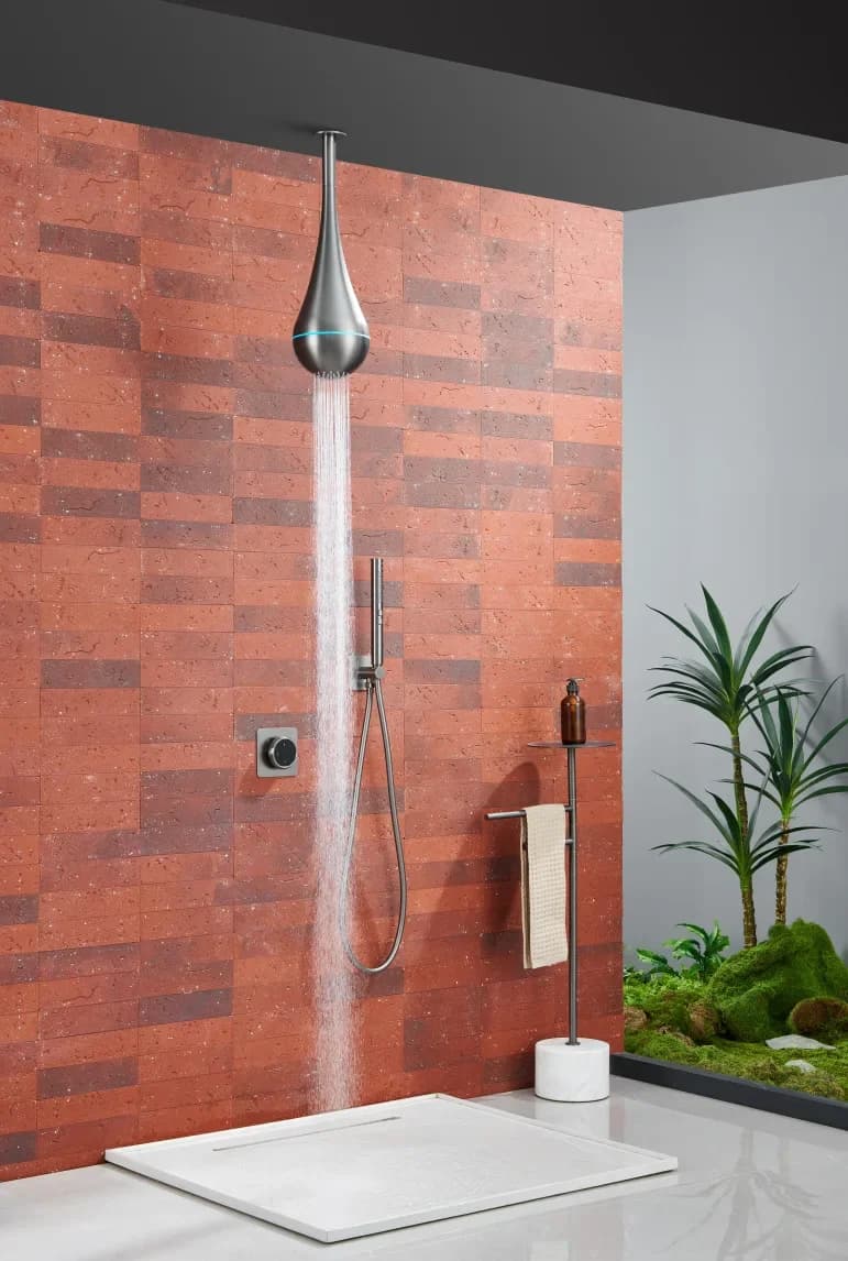 Doccia a parete a goccia d'acqua in rame spazzolato color oro, con getto a scomparsa integrato nel muro