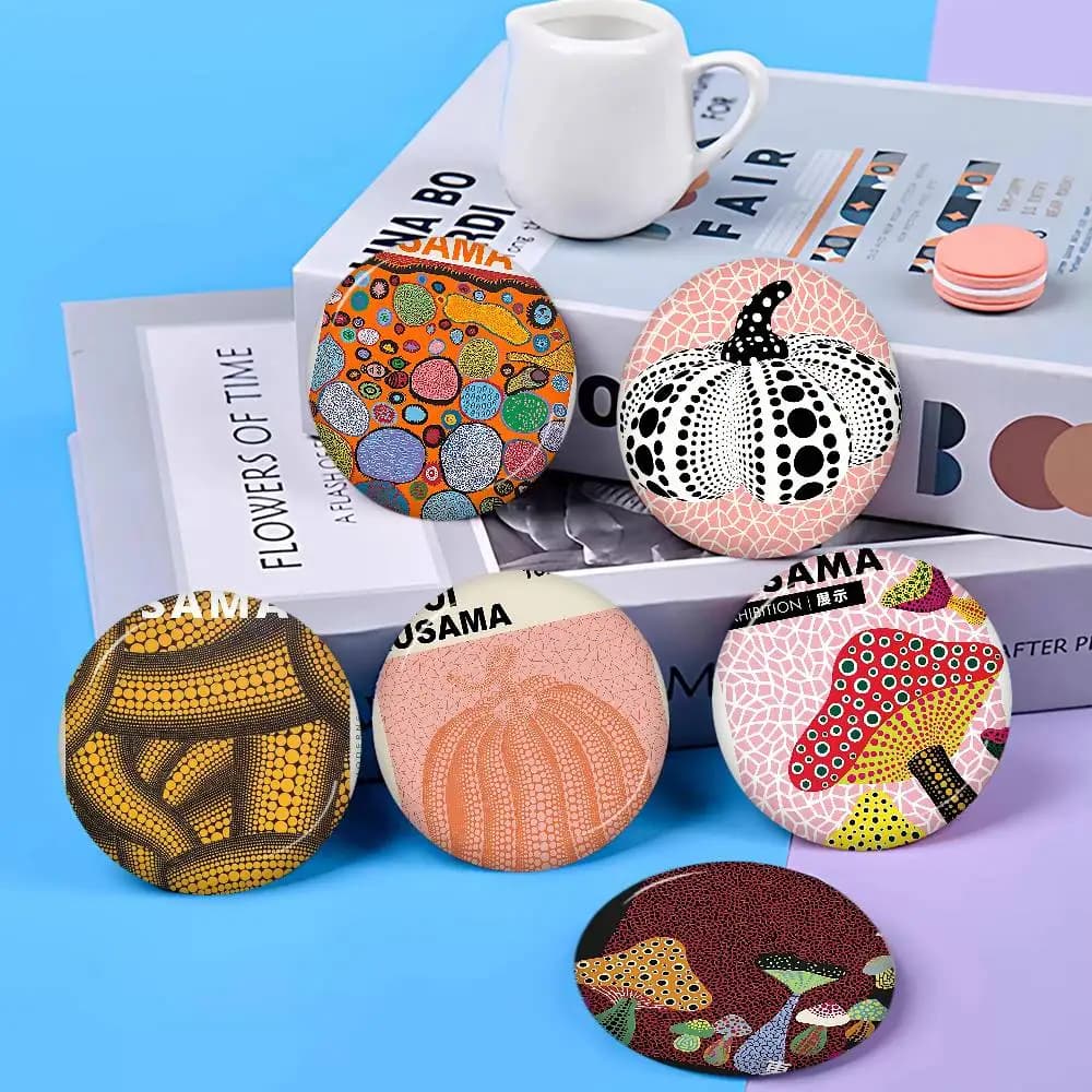 Spille Rotonde con Slogan dell'Arte Giapponese Y-Yayoi K-Kusama, Decorazioni Creative per Zaini e Vestiti, Gioielli alla Moda, Regali