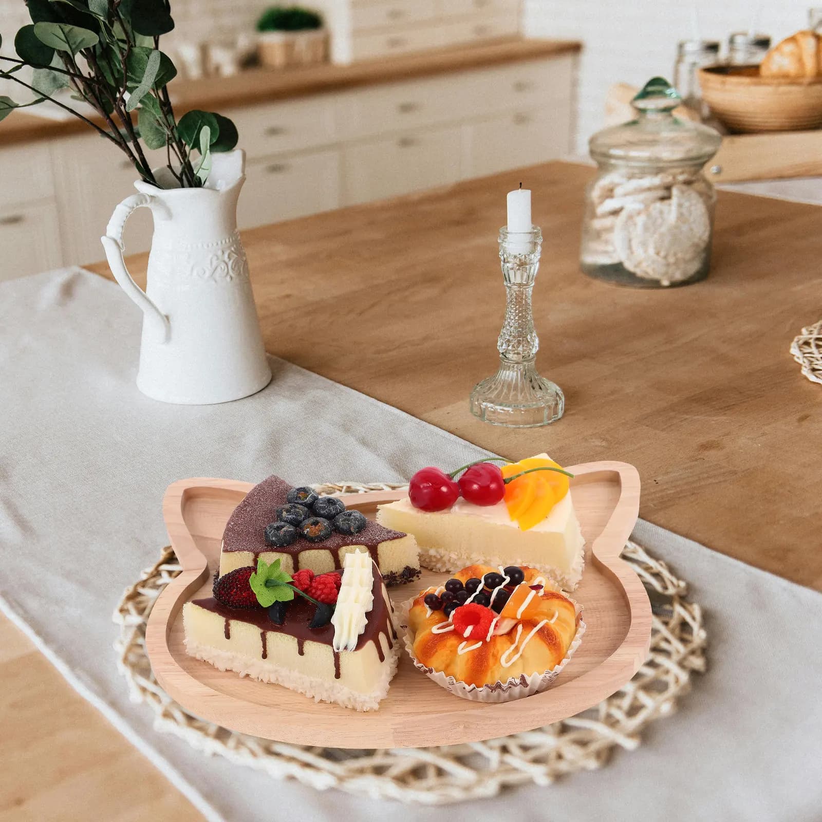 Cat Head Shaped Wooden Serving Plate Smooth Surface Food Display Platter for Cake Dessert Pastry Snacks Dried Fruit Nuts