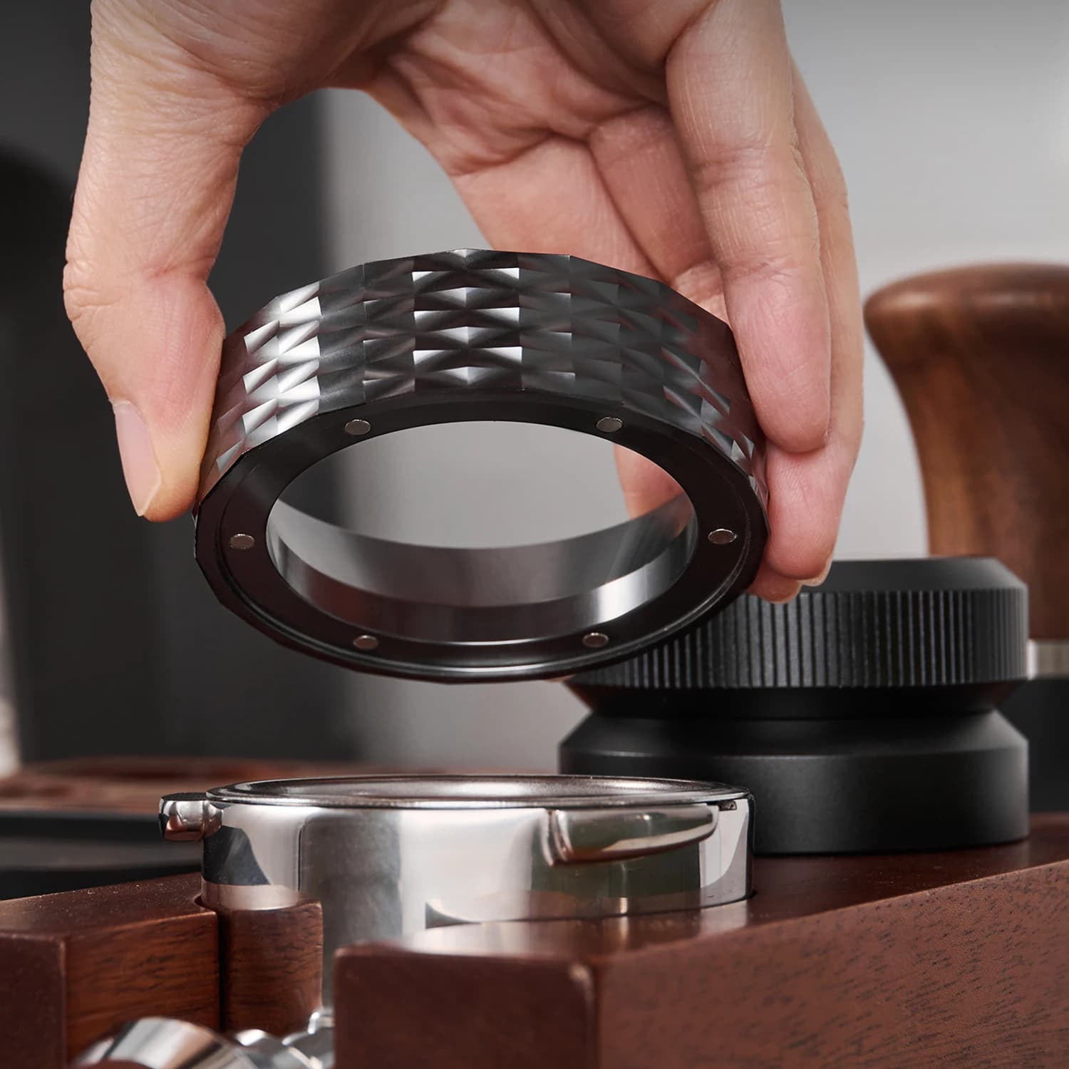 Anello dosatore caffè 51mm 53mm 58mm Imbuto dosatore caffè espresso Design magnetico Anello dosatore portafiltro in lega di alluminio
