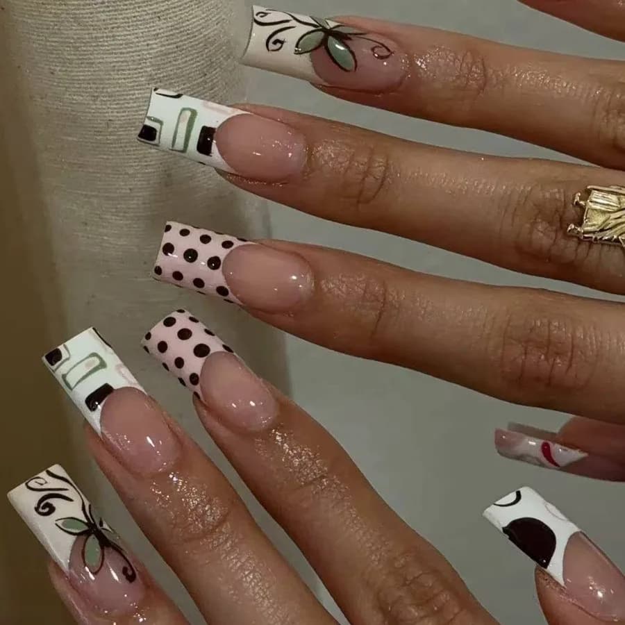 24 nail art con decorazioni a pois, fiori verdi, farfalle dipinte a mano, unghie lunghe a pipa d'acqua, unghie finte adesive.