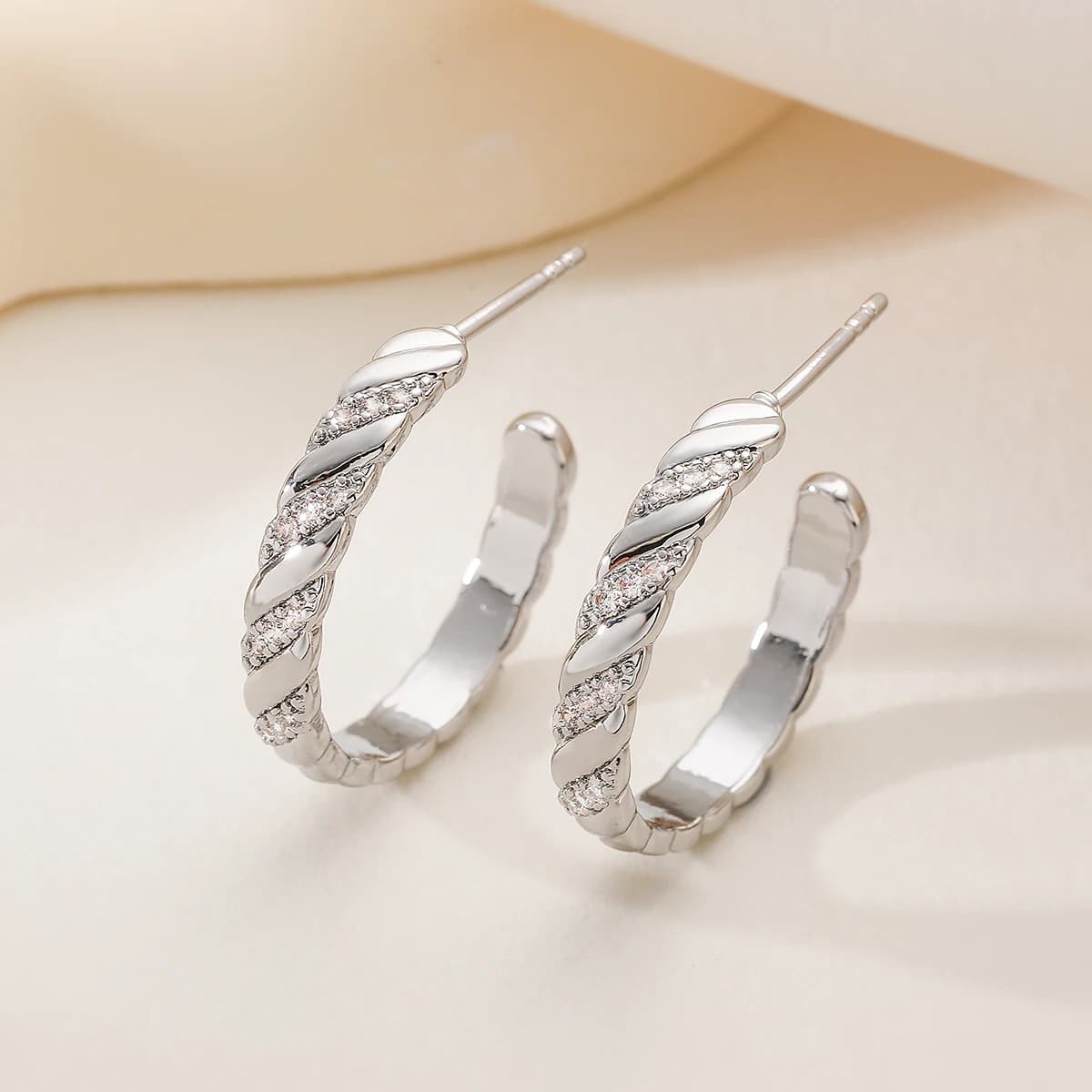 NEWBUY Orecchini a bottone a forma di C color argento/oro dal design unico per donne eleganti Gioielli in rame AAA CZ lucido femminile