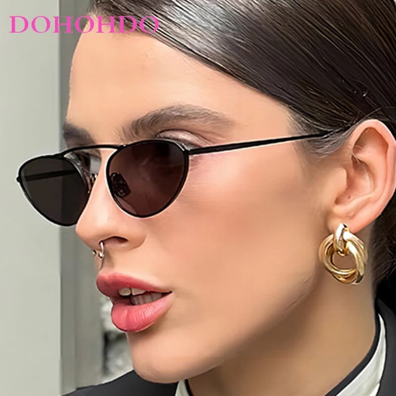 Occhiali da sole Cat Eye di nuova moda di lusso in metallo con montatura piccola per donna Uomo Trend Brand Designer Punk Occhiali da sole da viaggio all'aperto UV400
