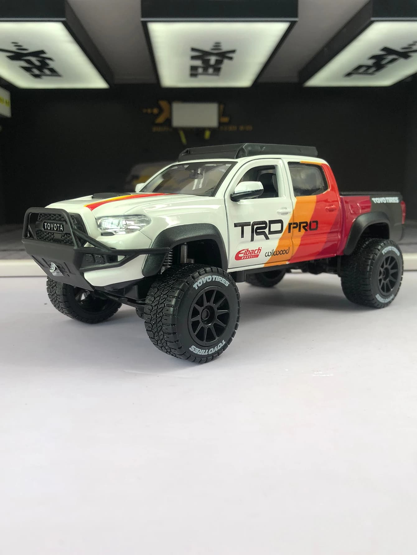 Modellino auto Maisto 1:27 in lega di zinco simulata, Toyota Tacoma TRD PRO 2023, ornamento statico, auto da collezione in metallo, idea regalo.