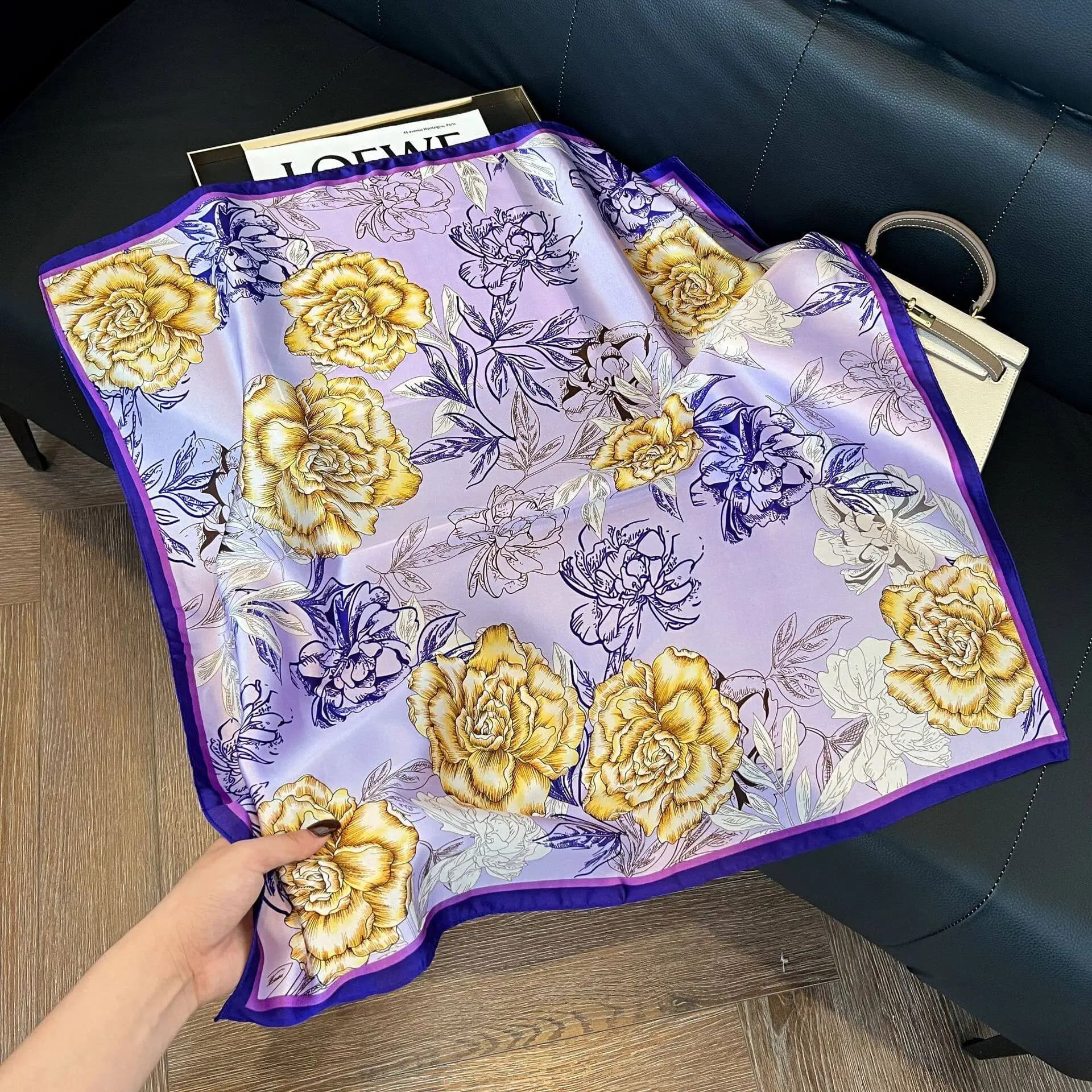 Sciarpa con stampa di rose viola 70, sciarpa quadrata in finta seta premium, sciarpa estiva sottile, foulard versatile, bandana per capelli da donna