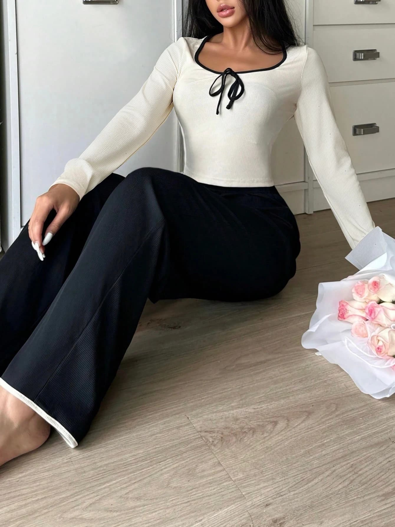 Pigiama da donna primaverile ed estivo, tinta unita semplice, casual e confortevole, set alla moda con maniche lunghe e pantaloni lunghi, adatto per essere indossato anche fuori come abbigliamento da casa.