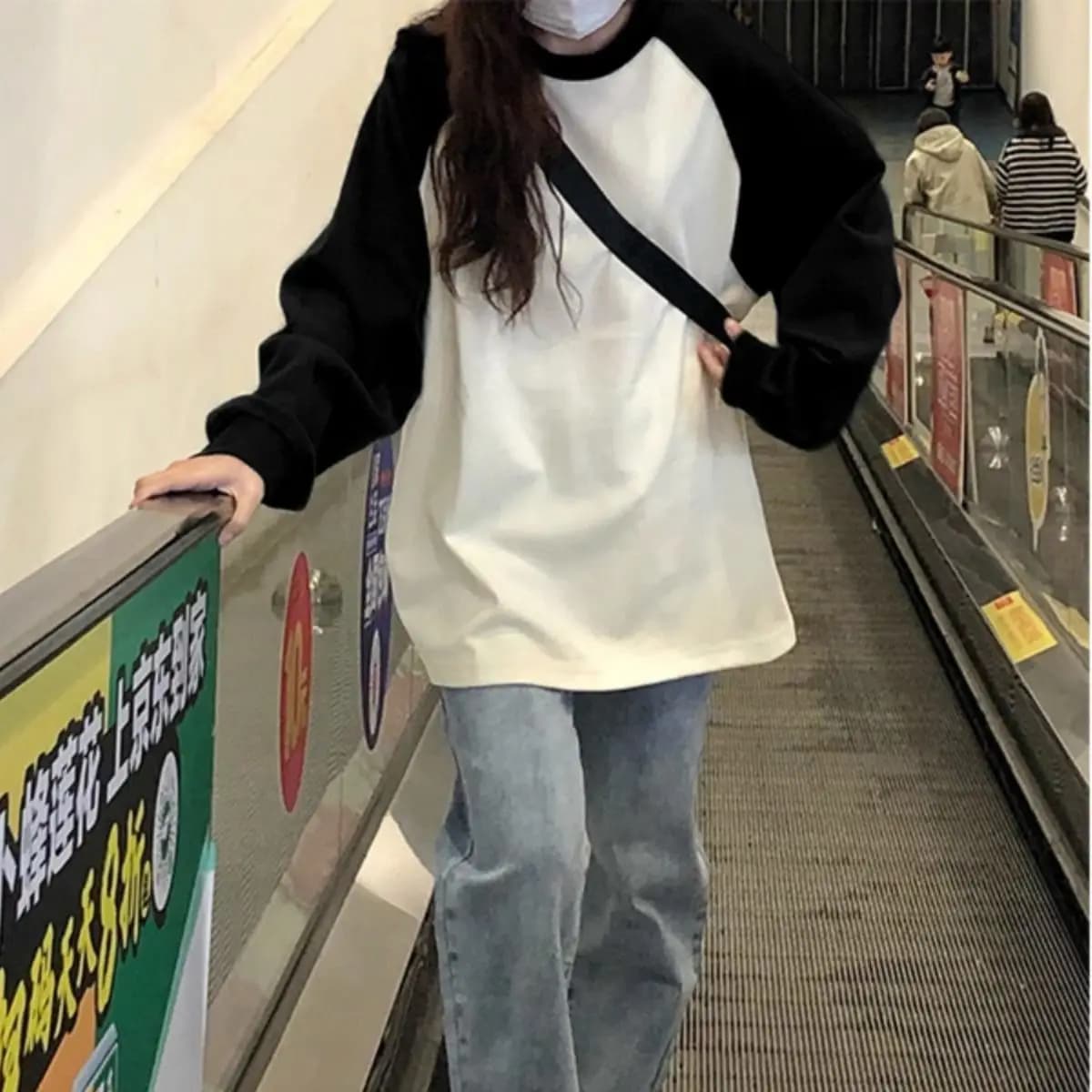 Retro American Spliced Shoulder Long Sleeve T-Shirt Women's Fashion Design Color Block Thin Top for Autumn Season