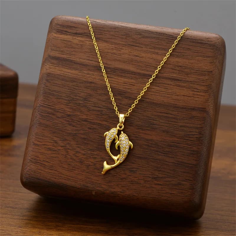 Squisita collana in acciaio al titanio con pendente a forma di delfino, zircone scintillante, gioielli con catena a collare con lucchetto da donna