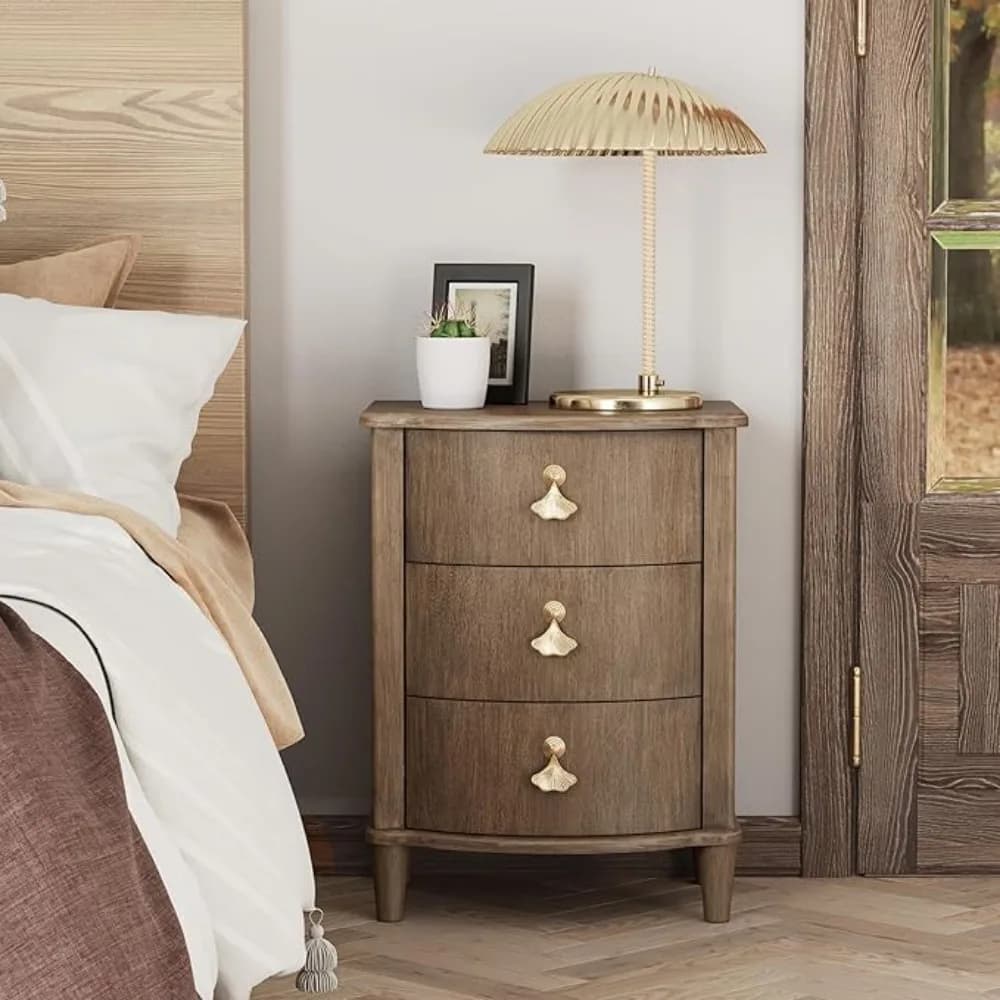 Elegante Comodino a 3 Cassetti con Maniglie in Foglia d'Oro, Design Vintage con Fronte Curvo, Finitura Anticata, Personalizzabile