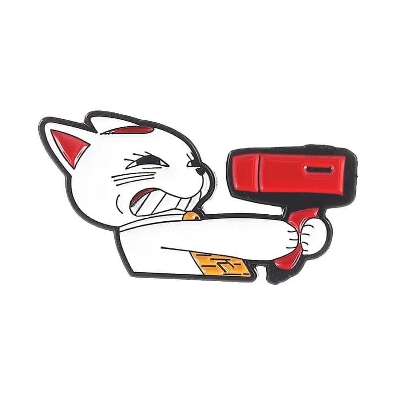 Spilla smaltata Anime Turbo Granny Cat, Gatto Feroce che tiene un asciugacapelli rosso, Distintivo da risvolto, Gioiello divertente, Regalo per amici