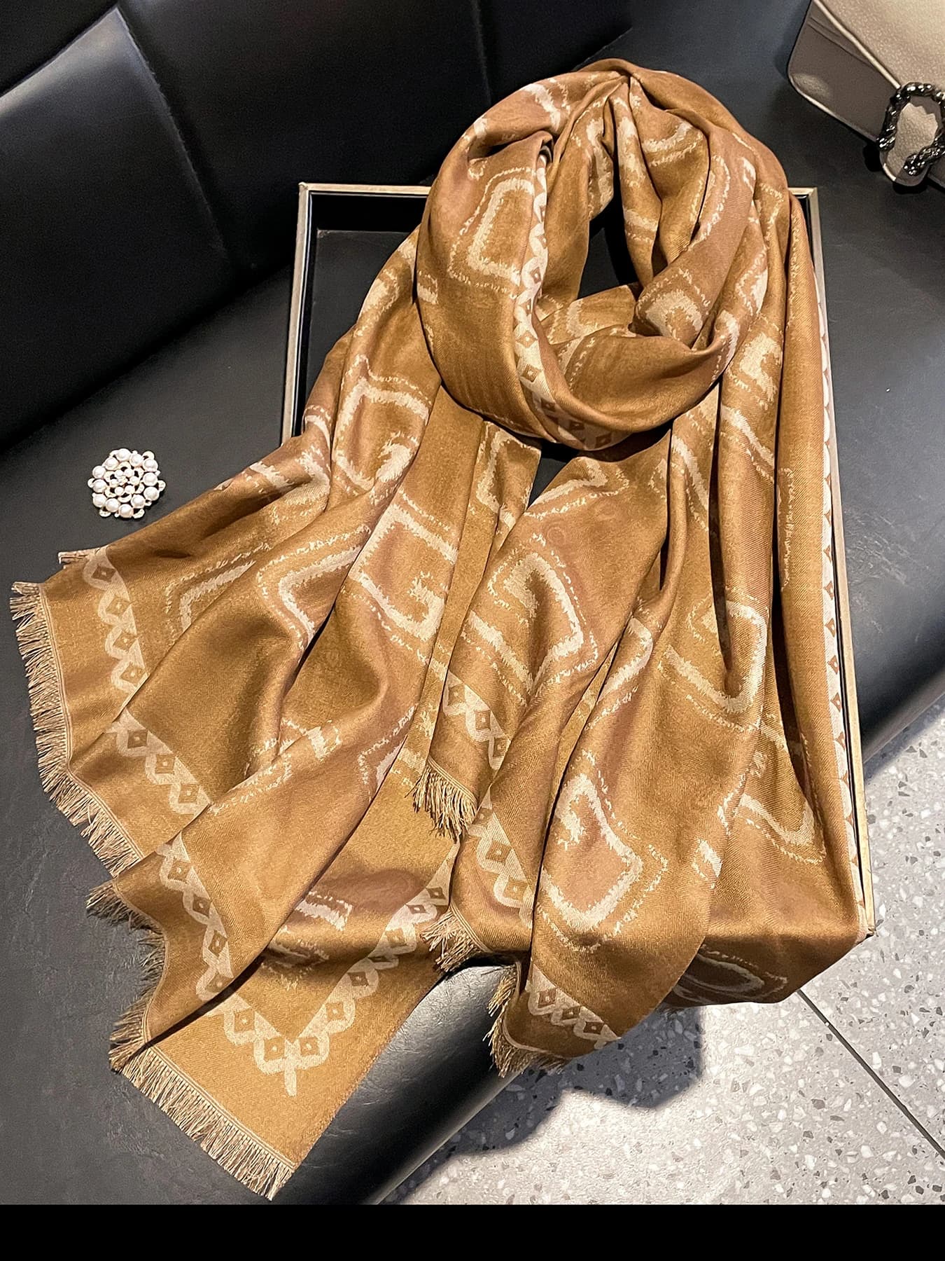 English: Women Vintage Geometric Letter Print Scarf, Reversible Tassel Shawl, Soft Warm Large Wrap Scarf for Daily Travel
