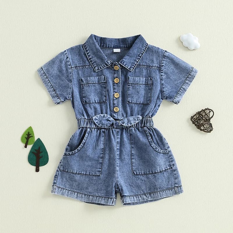 Salopette estiva da bambina in denim, pantaloncini, maniche corte, colletto rovesciato, abbottonatura, tuta con pagliaccetto in jeans in vita elastica
