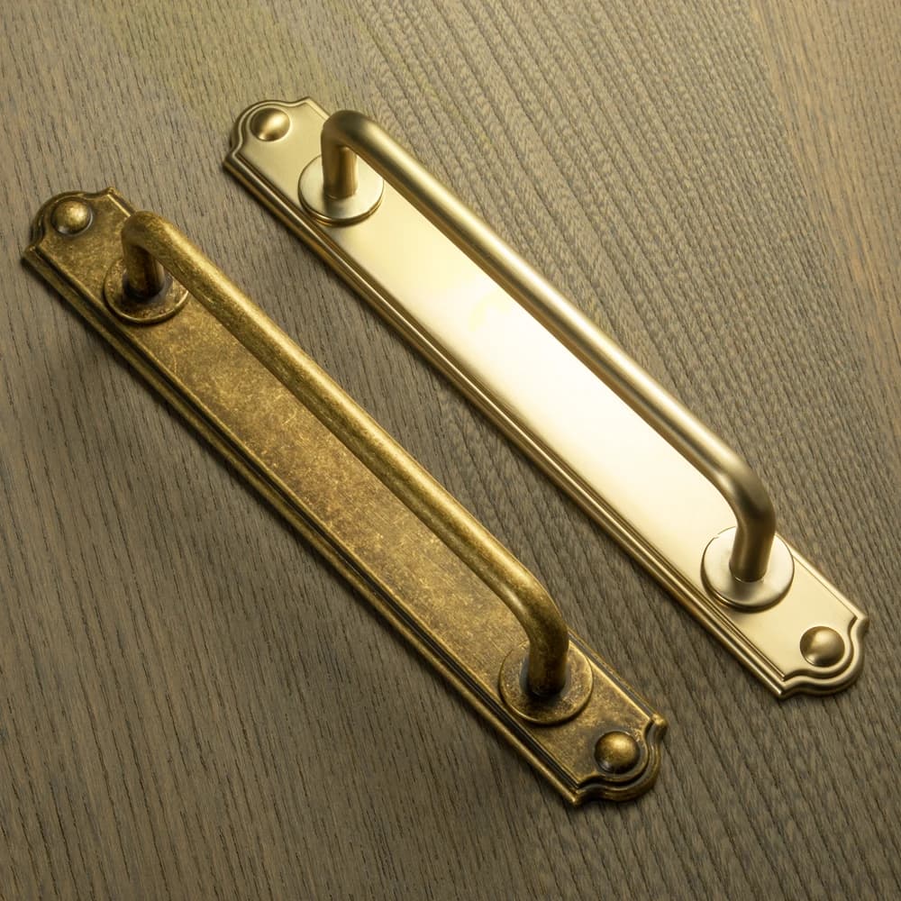 Goo-Ki Pomelli e maniglie per mobili in ottone antico con piastra posteriore per cucina con cassetti, hardware in lega di zinco in ottone antico