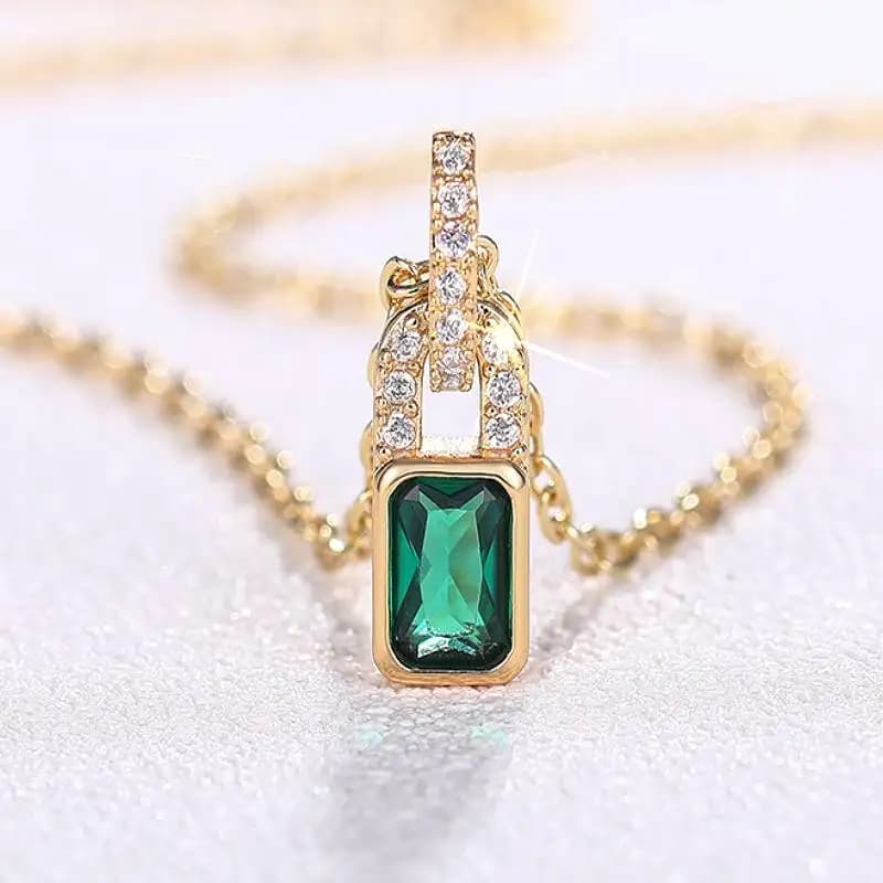 Huitan Collana con ciondolo dal design elegante con lucchetto per donna, anniversario di fidanzamento, accessori di lusso, gioielli CZ verde lucido intarsiato