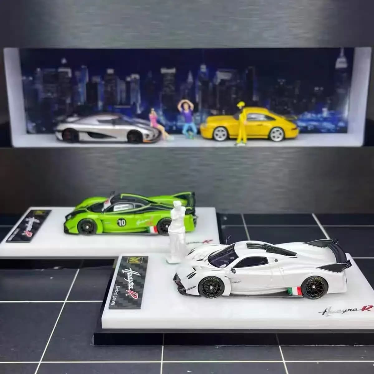 Modellino Auto DMY 1:64 Huayra "R" in Resina, Due Colori, Pronta Consegna, Regalo di Compleanno, Hobby, Esposizione, Collezione, Simulazione