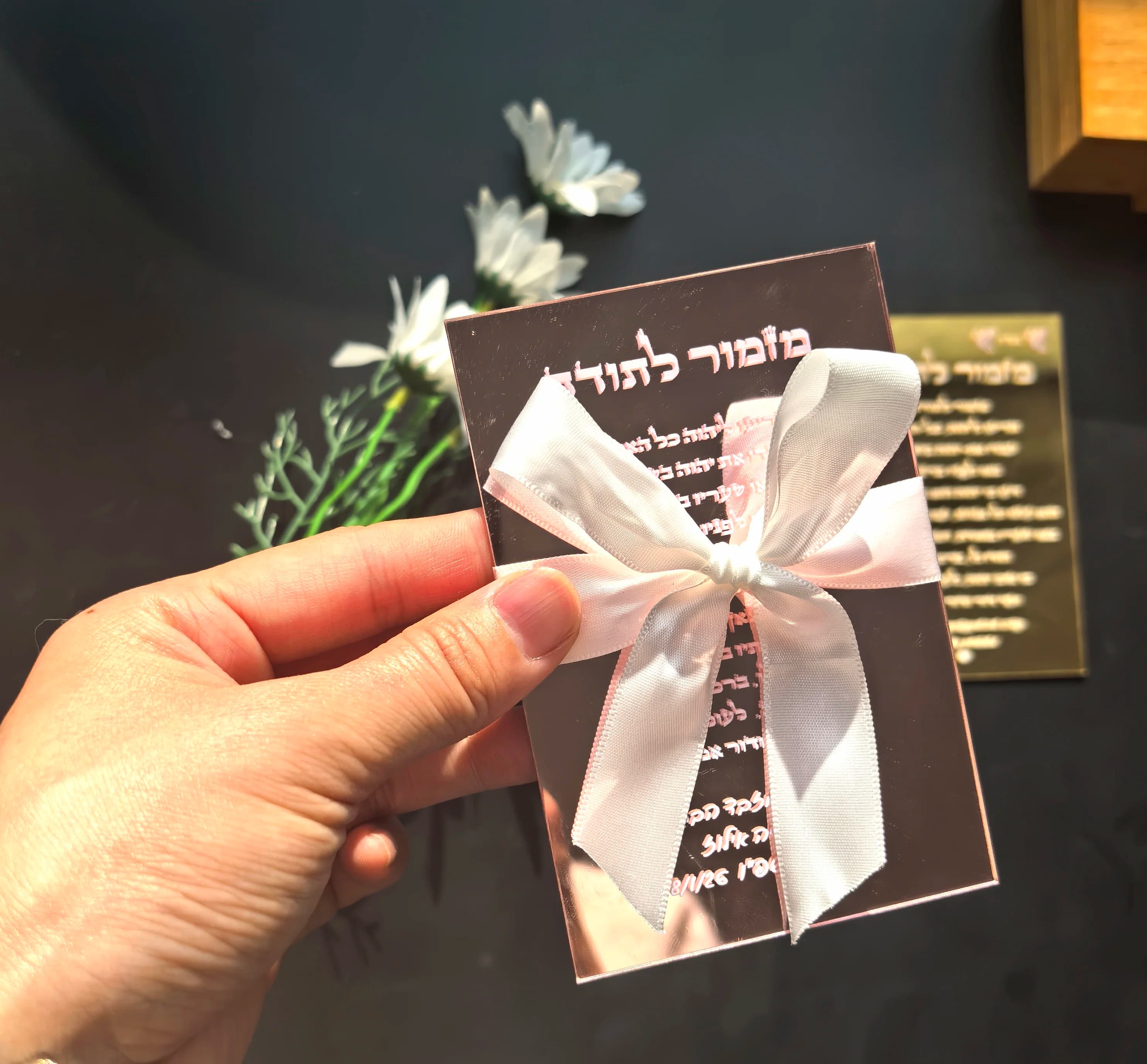 Biglietto d'invito per matrimonio personalizzato in oro rosa con specchio caldo, acrilico ebraico, benedizioni di preghiera, design a candela Bar Mitzvah, souvenir, fiocco legato