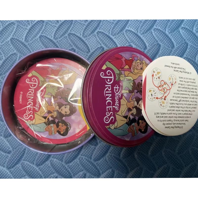 Gioco da Tavolo Disney con Personaggi Principesse e Stitch, in Scatola di Metallo, Divertente per Famiglia, Feste, Vacanze, Campeggio, Sport, Regalo di Natale e Halloween
