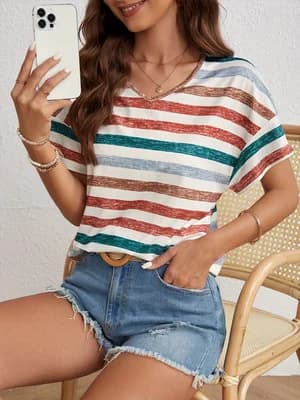 Nuova T-shirt a Righe con Scollo a V Stile Europeo e Americano Primavera 2026 da Donna, Top Casual Ampio per Vacanze e Uso Quotidiano, Manica Corta Versatile