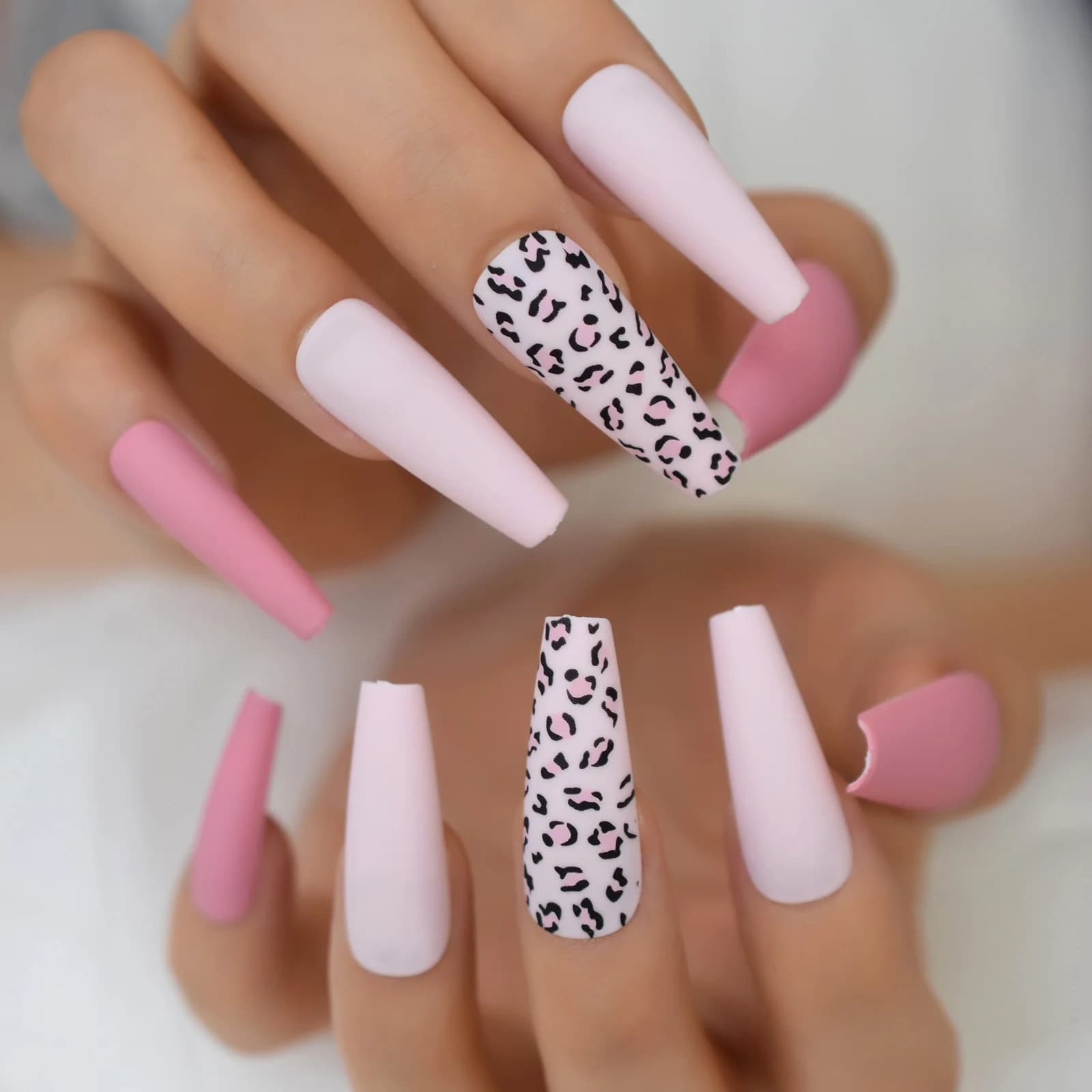 Unghie Finte Super Lunghe Stile Ballerina Colorate con Disegni Motivo Leopardato Opaco Unghie Finte Rosa a Pressione Forma Quadrata Coffin
