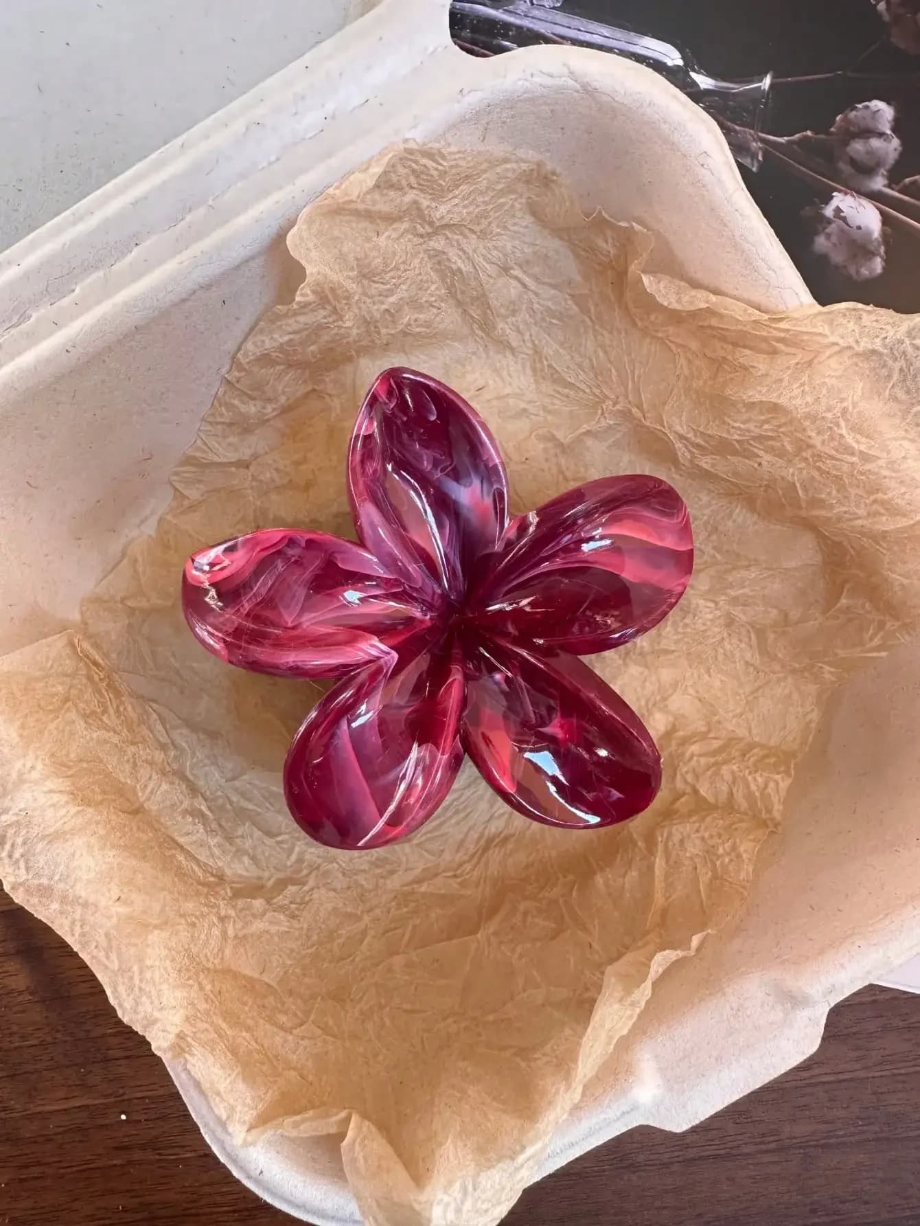 2 fermagli per capelli floreali in acrilico bordeaux e rosa da donna, eleganti accessori per tutti i giorni e le vacanze