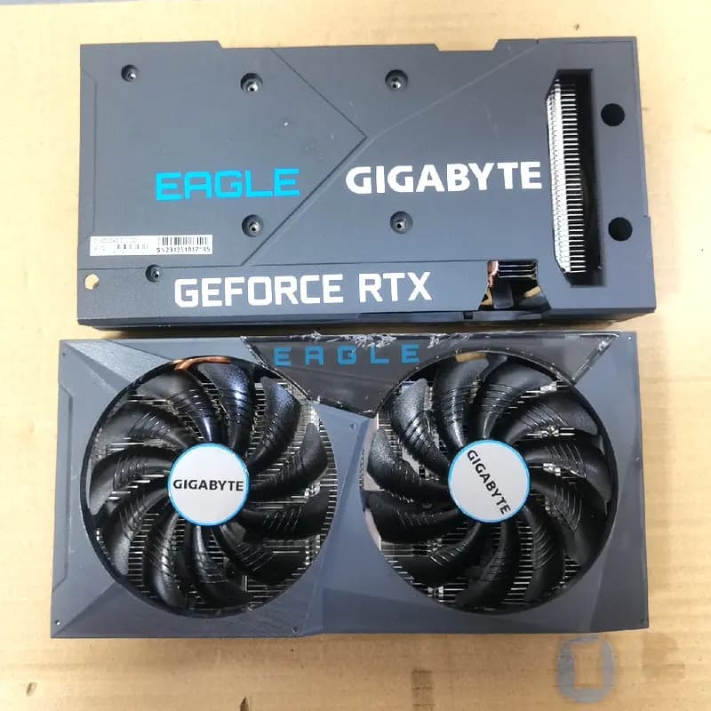 Il radiatore di raffreddamento per scheda video grafica Gigabyte RTX3050 EAGLE con piastra posteriore