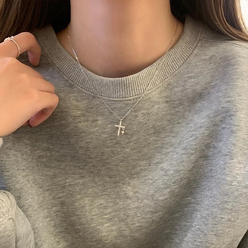Collana a croce da donna, versatile e di alta gamma, collana dal design di nicchia in stile Ins, catena a spina di pesce in acciaio al titanio anti-sbiadimento da donna