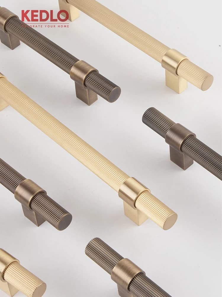 KEDLO Maniglia per Mobili Moderna di Lusso Leggero, Diametro 14mm, in Ottone Massiccio, Finitura Ottone Anticato, Maniglia Dorata per Cassetti e Armadietti da Cucina