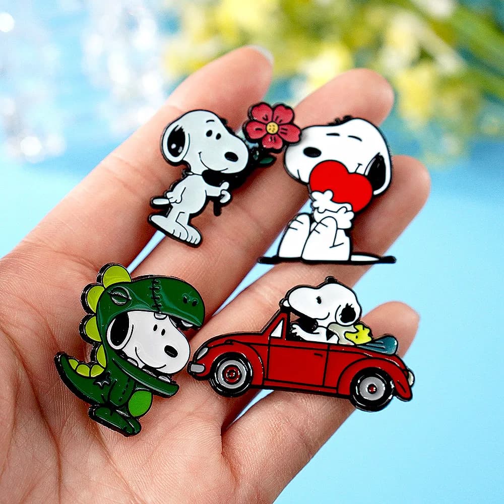 4 Pezzi Simpatici Spille Smaltate Snoopy, Distintivi a Spilla Cartoon Peanuts per Zaini, Vestiti, Regalo