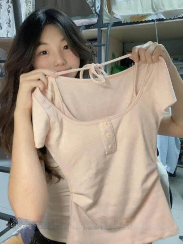 T-shirt da donna slim fit a maniche corte con imbottitura sul petto, stile coreano, estivo, dolce e piccante, con cintura da appendere al collo, per il commuting.