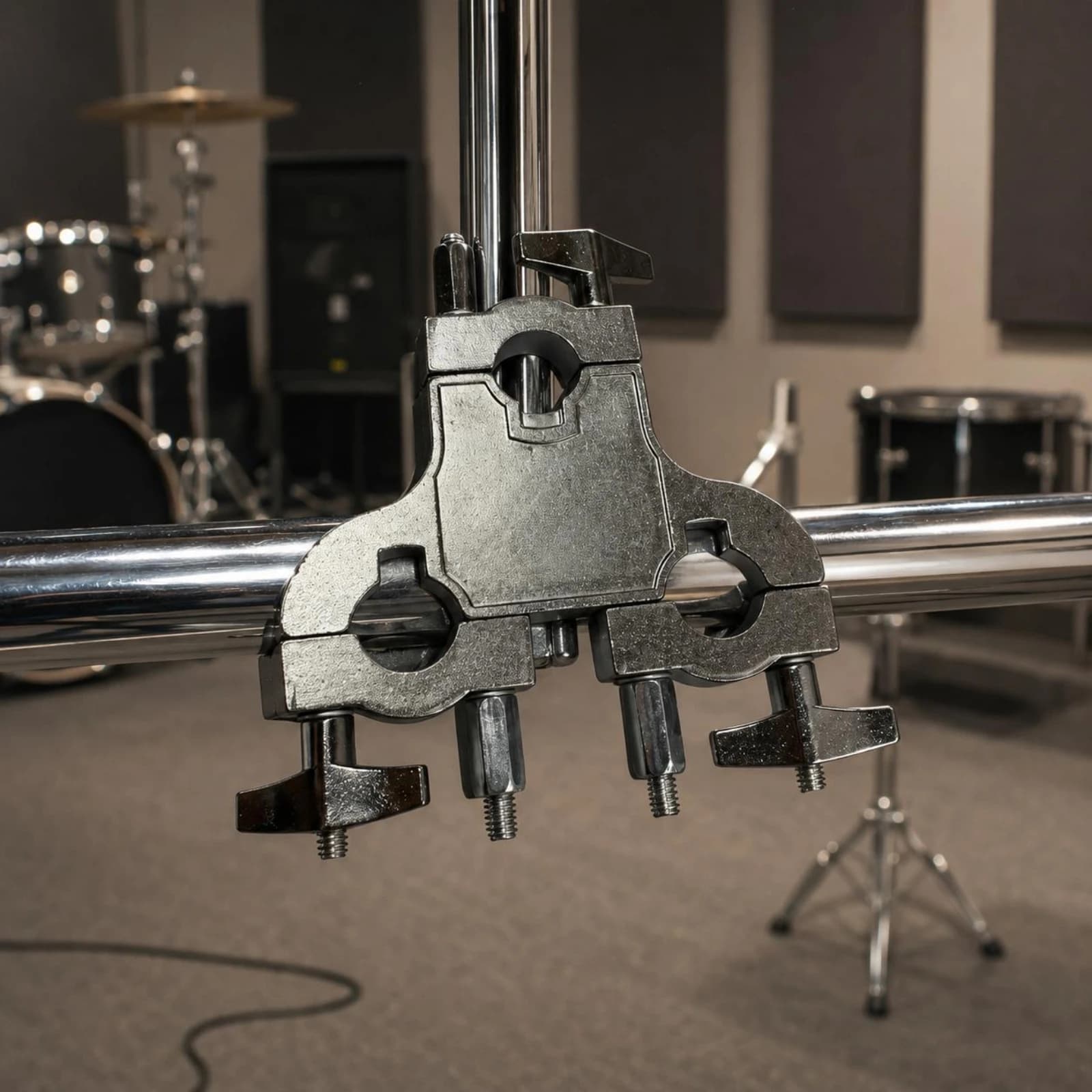 Three-Hole Clamp Dark Dark Iron Finish Triple Hole Mounting Bracket Drum Hardware Clamp Tightening Screws Music Gear Stable Hold