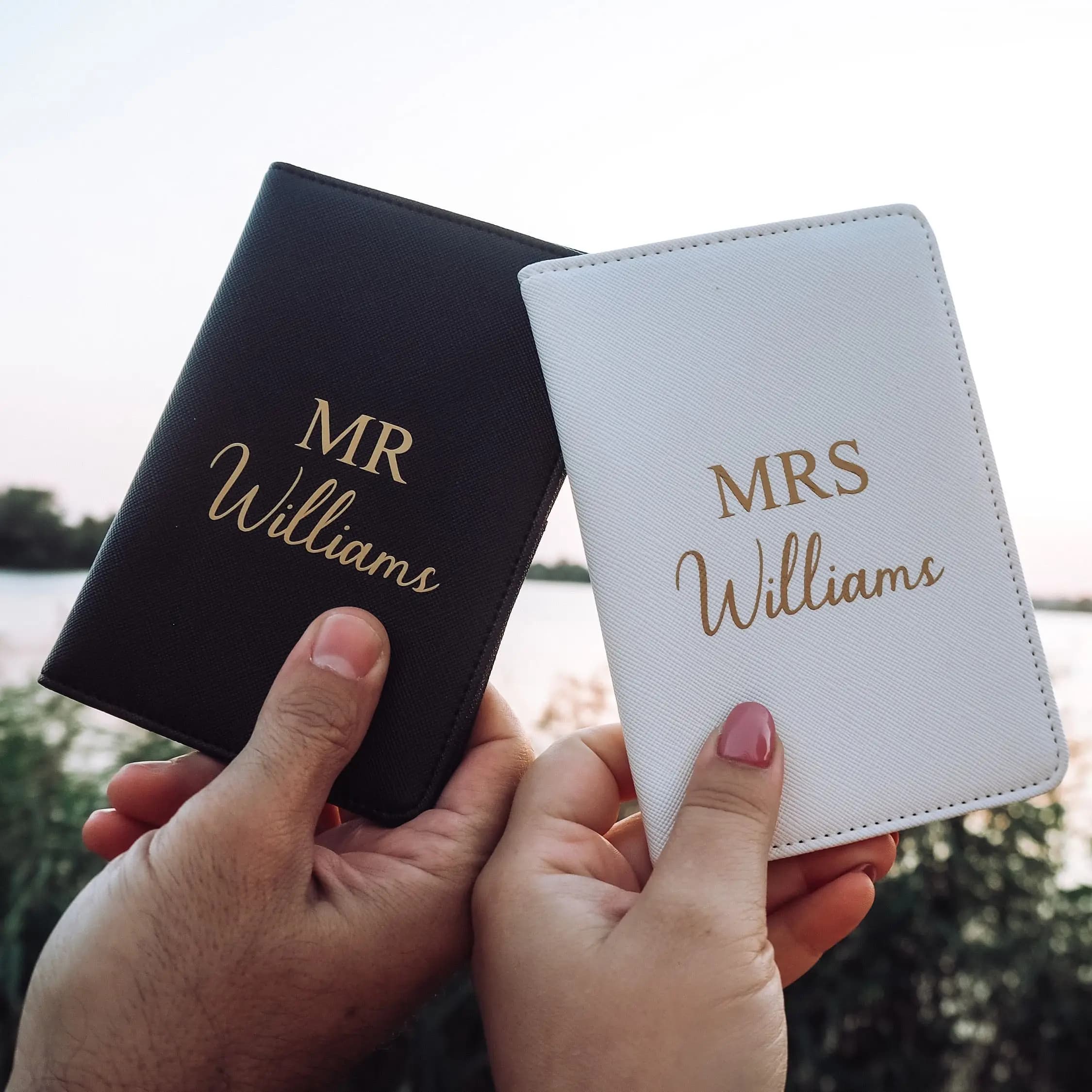 Porta passaporto personalizzato set di etichette per bagagli personalizzate set da viaggio di fidanzamento luna di miele regalo di san valentino regali per feste nuziali Mr & Mrs