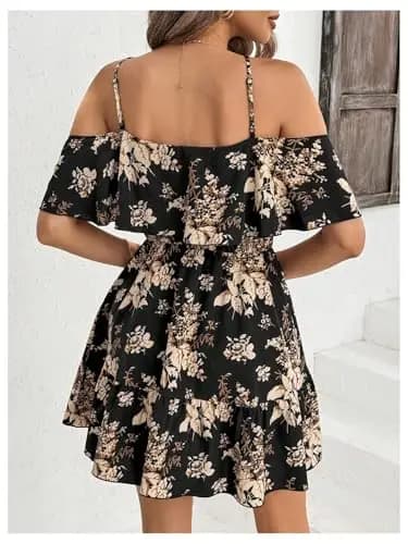 Elegante miniabito floreale con spalle scoperte, maniche a volant e silhouette a trapezio per le vacanze estive