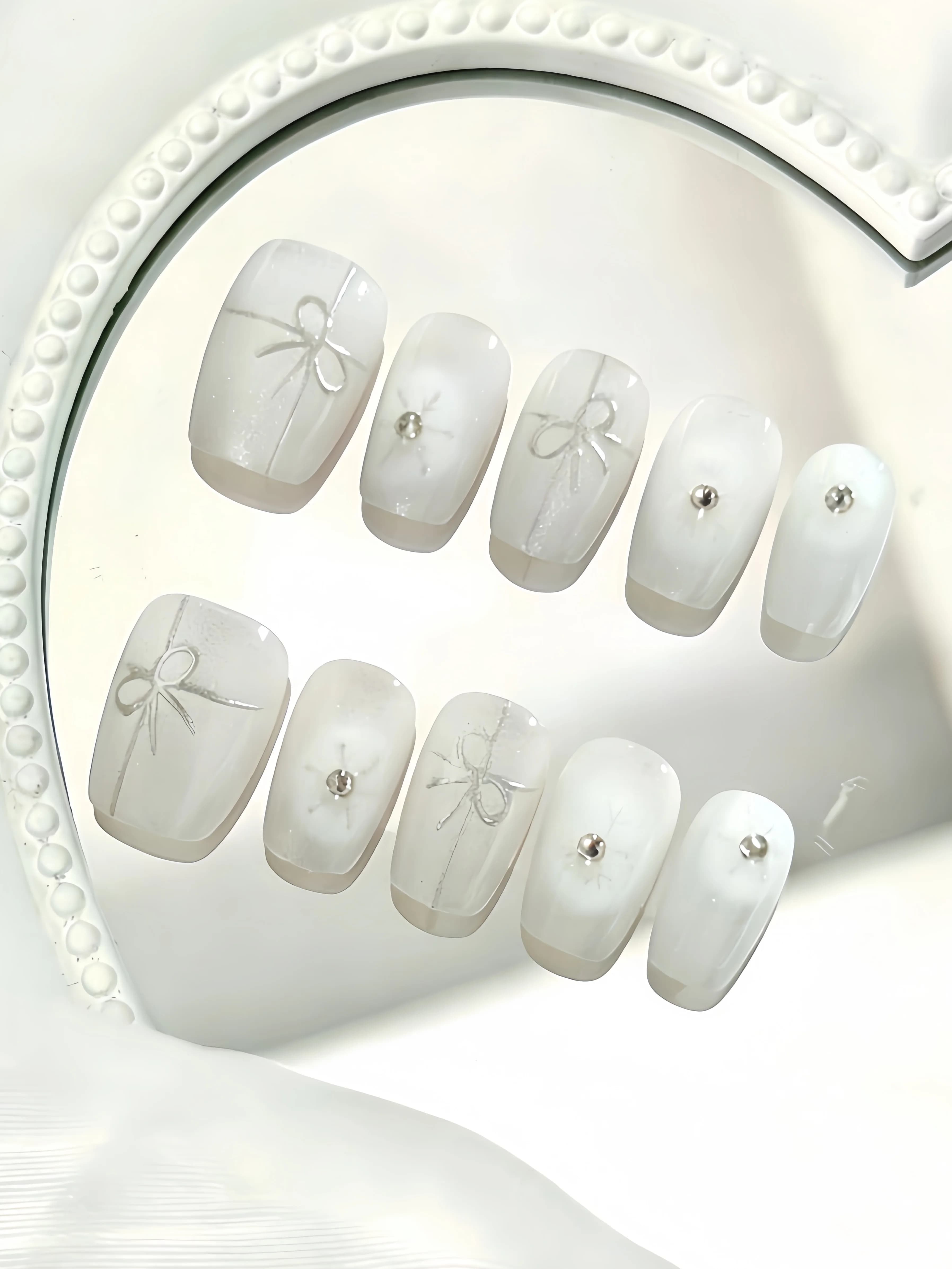 10 Pieces of Short Square-Shaped Wearable Nails, Fine Glitter Powder Hand-Painted Silver Bow Nail Art, Simple and Clean Style, Short Fake Nails for Students' Daily Use, Exquisite Handmade Nails for Christmas and New Year Parties