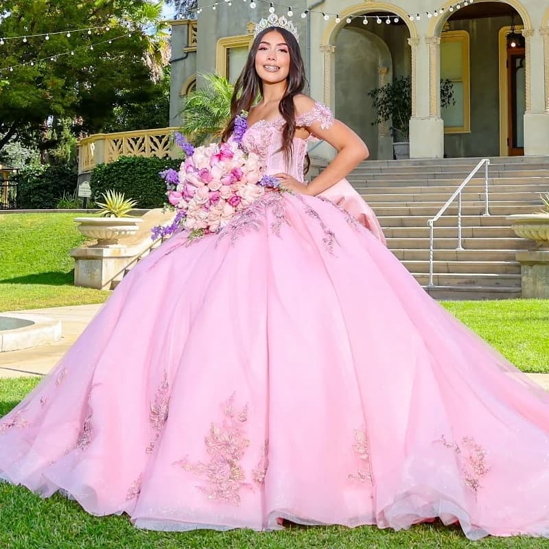 Abiti stile Quinceanera rosa con spalle scoperte Abito da ballo dolce 16 Abito applique con fiocco in pizzo Perline Tull Festa di compleanno Abiti 15 De Anos