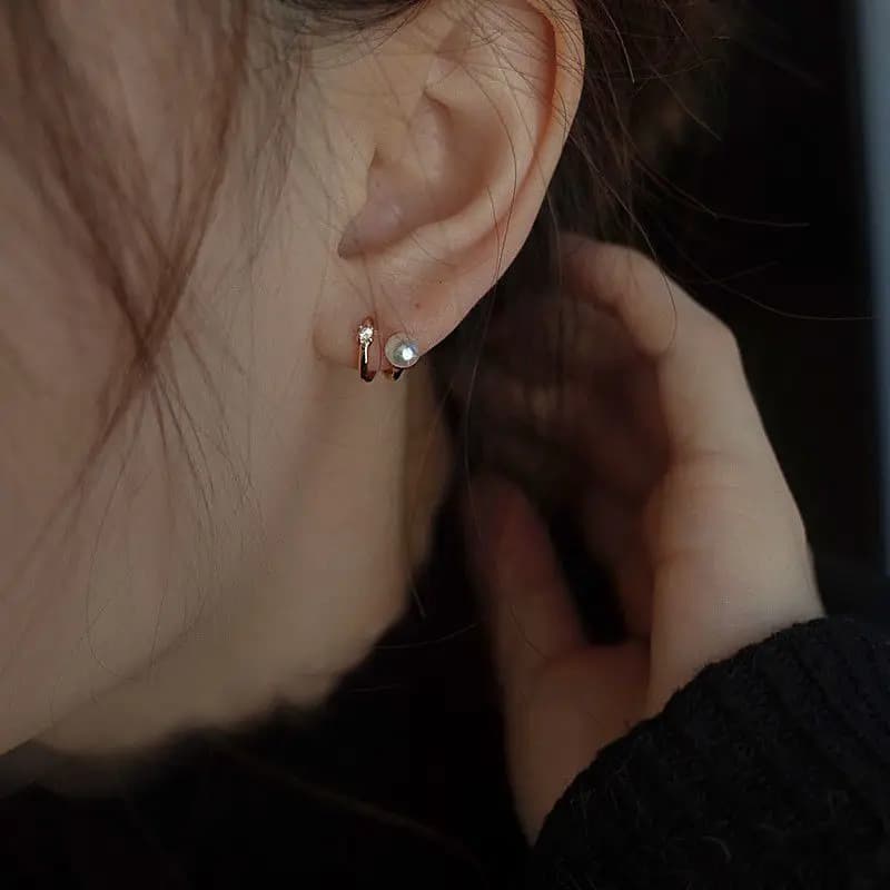 Orecchini di diamanti intarsiati di moda di fascia alta di lusso leggero squisito piccolo orecchino di perla per le donne nuovi in gioielli da festa