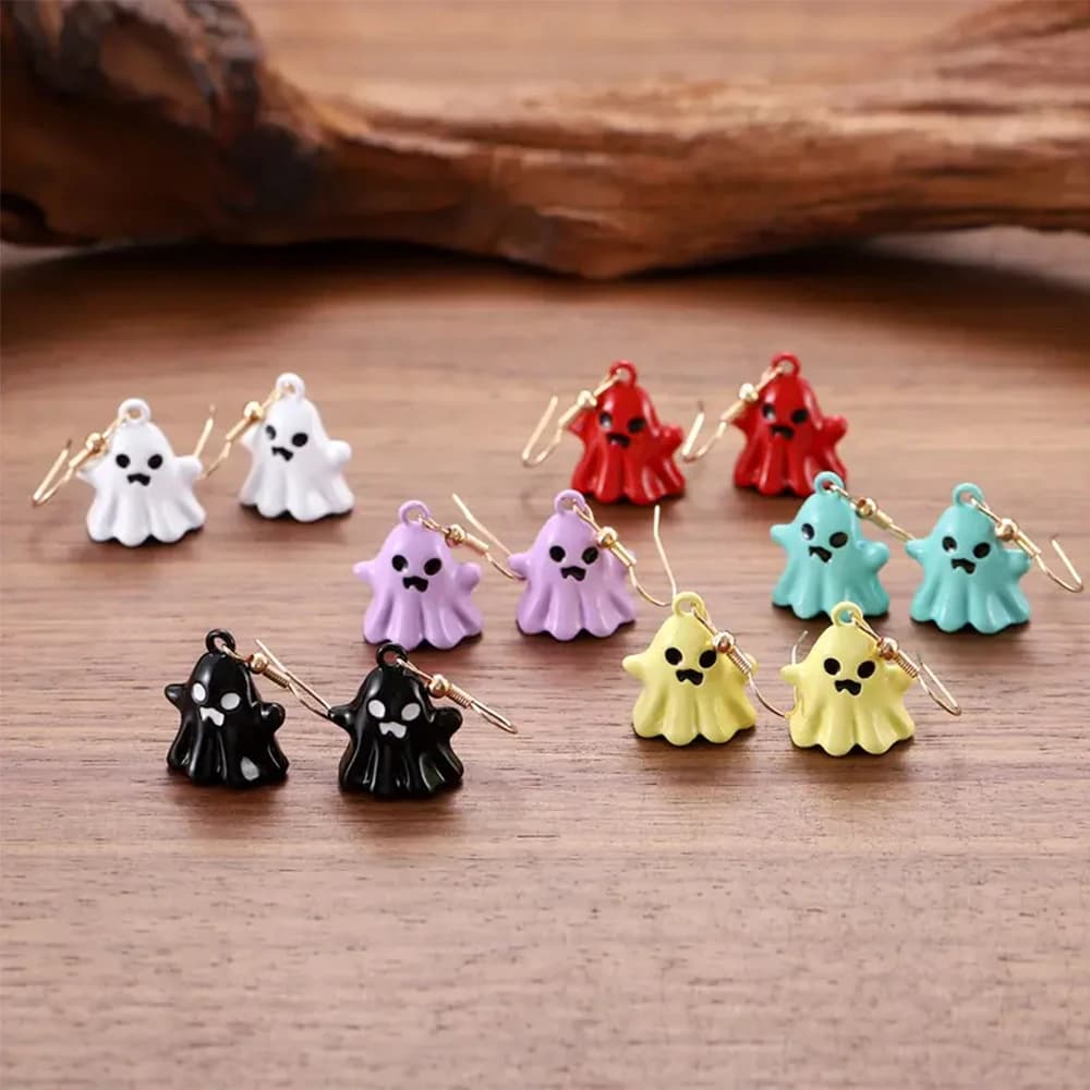 Un paio di orecchini fantasma carini e creativi alla moda, regalo divertente e carino per gli amici