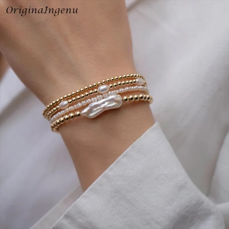 Bracciale con perle organiche elastiche Bracciale con perle naturali fatte a mano riempito in oro 14 carati Bracciale delicato con gioielli resistenti all'appannamento