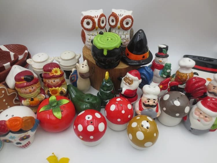 Set sale e pepe in ceramica (spaventapasseri, omino di pan di zenzero, teschio, cappello da strega, gufo, gatto nero, gallo, cuoco, fungo)